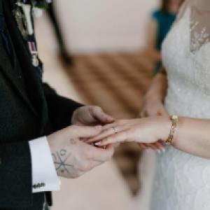 Cincin Pertunangan Unisex: Tren yang Berkembang di London